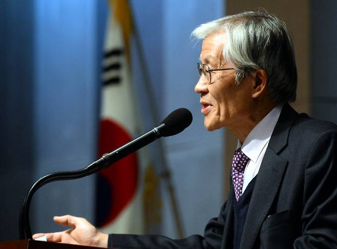 조갑제 조갑제닷컴 대표가 2014년 3월 5일 오후 서울 중구 태평로 프레스센터에서 좌편향교과서대책위원회 주최로 열린 ‘고등학교 한국사 교과서 분석 보고회’에서 기조연설을 하고 있다. 보고회 참석자들은 천재교육, 두산동아, 금성출판, 미래엔, 비상교육의 한국사 교과서가 반 대한민국적 좌편향 성향이라고 규탄하며, 학생들이 좌편향 된 한국사를 배우지 않도록 위 5개사의 한국사 교과서를 추방해야한다고 주장했다. (사진=뉴시스)