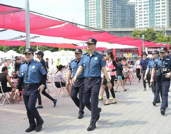 박현수 서울경찰청장 직무대리가 24일 광진구 뚝섬 한강수영장 현장 점검에 나섰다. (사진 제공=서울경찰청)
