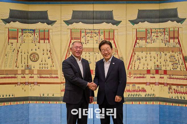 이재명 대통령이 지난 14일 서울 한남동 관저에서 정의선 현대자동차그룹 회장과 만찬회동에 앞서 기념촬영을 하고 있다.(사진=뉴스1)