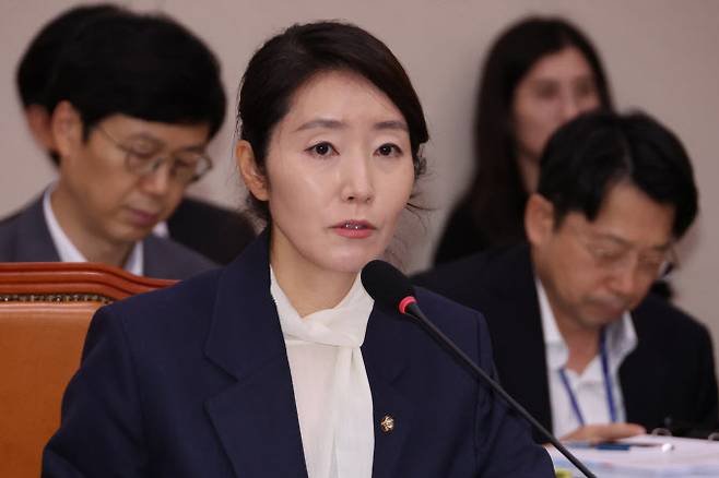 강선우 여성가족부 장관 후보자가 14일 국회 여성가족위원회에서 열린 인사청문회에서 위원의 질문에 답하고 있다. (사진=연합뉴스)