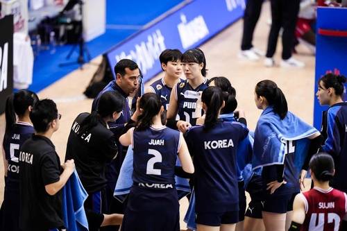 모랄레스&nbsp;감독(중앙)의 작전 지시를 듣는 여자배구 대표팀 선수들
