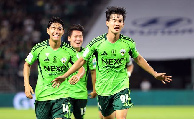 Hana Bank K -League 1 2025 Jeonbuk Hyundai and Gangwon FC at the Jeonju World Cup Stadium on the 23rd. Jeonbuk Hyundai Kim Jin -kyu is rejoicing with a goal. 2025.7.23