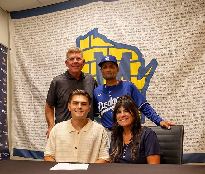 &nbsp;(브레이디(왼쪽 하단)가 부모와 함께 입단 계약식에서 사진 촬영을 하고 있다)