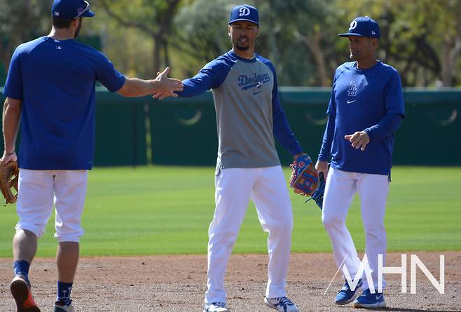 (LA 다저스 디노 에벨 코치(오른쪽)가 스프링캠프에서 선수들의 수비훈련을 돕고 있다)