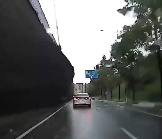 오산 옹벽 붕괴 순간의 화면. 상부 방호벽과 하부 옹벽 사이 부분이 터져나간 모습이 확인됩니다.