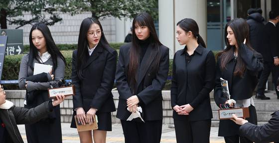 걸그룹 뉴진스가 지난날 7일 서울 서초구 서울중앙지방법원에서 열린 '기획사 지위보전 및 광고계약 체결 등 금지' 가처분 신청의 심문기일을 마친 뒤 법원 청사를 나서며 취재진 질문에 답하고 있다. 〈사진=연합뉴스〉