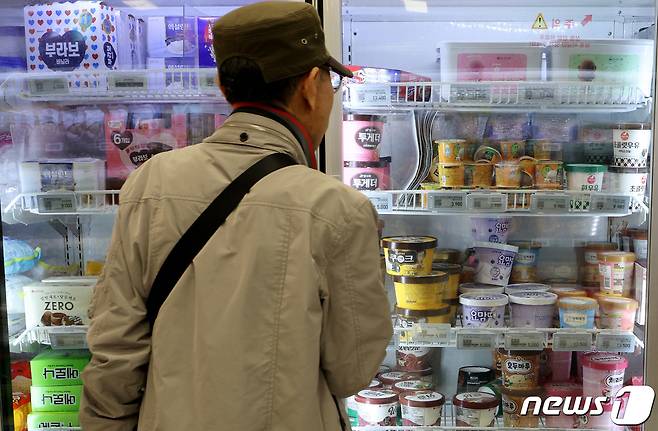 서울에 위치한 마트를 찾은 시민이 진열된 아이스크림을 바라보고 있다. /뉴스1 ⓒ News1
