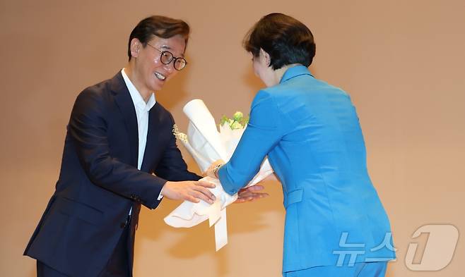 전재수 해양수산부 장관이 24일 오전 세종시 정부세종청사에서 열린 취임식에서 직윈대표에게 축하 꽃다발을 받고 있다. 2025.7.24/뉴스1 ⓒ News1 김기남 기자