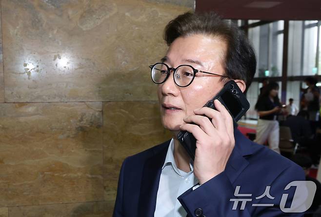 해양수산부 장관 후보자인 전재수 더불어민주당 의원이 23일 오후 서울 여의도 국회에서 열린 의원총회에 참석하고 있다. 이날 국회 농림축산식품해양수산위는 전체회의에서 전재수 후보자에 대한 인사청문보고서 채택의 건을 가결했다. 2025.7.23/뉴스1 ⓒ News1 이광호 기자