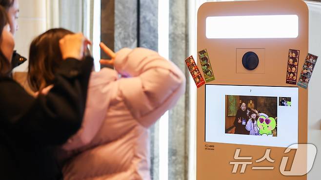 22일 오후 서울시 종로구 포시즌스 호텔 서울에서 열린 2025년 히어로즈 패밀리 만남의 날 행사에 참석한 히어로즈 패밀리 자녀 및 가족들이 스티커 사진을 촬영하고 있다. (국가보훈부 제공, 재판매 및 DB금지) 2025.2.22/뉴스1 ⓒ News1 김진환 기자