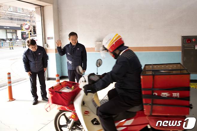 (사진은 기사 내용과 무관함) 부산광역시 수영구 남부산우체국 집배원.(과학기술정보통신부 제공) 2024.3.14/뉴스1