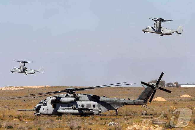 미군 수송기들. 위의 날아가는 두 대가 오스프리다.<자료 사진> 2018.03.12. ⓒ AFP=뉴스1