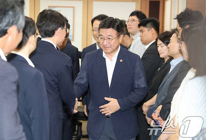 윤호중 행정안전부 장관이 24일 오전 서울 종로구 정부서울청사에서 열린 제5회 중앙·지방정책협의회 회의에서 참석자들과 인사를 나누고 있다. 2025.7.24/뉴스1 ⓒ News1 임세영 기자