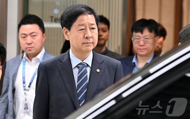 한미 '2+2 통상협상'을 위해 미국 출국이 예정됐던 구윤철 경제부총리 겸 기획재정부 장관이 24일 오전 미국 측의 일정 변경으로 인해 출국이 취소되자 인천국제공항 제2터미널을 나서고 있다. 기획재정부는 24일 오전 언론 공지를 통해 "미국과 예정됐던 25일 '2+2협상'은 미국 스콧 베선트 재무장관의 긴급한 일정으로 인해 개최하지 못하게 됐다＂고 밝혔다. (공동취재) 2025.7.24/뉴스1 ⓒ News1 황기선 기자