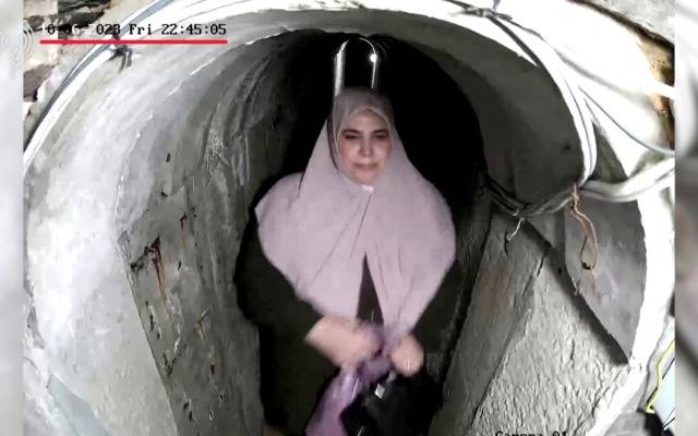 2024년 10월 9일(현지시간) 이스라엘군이 공개한 영상 속에 팔레스타인 무장정파 하마스의 옛 지도자 야흐야 신와르의 부인 사마르 무함마드 아부 자마르의 모습이 담겨 있다. 이스라엘군은 이 영상이 하마스의 기습 공격일인 2023년 10월 7일 전날 밤 촬영됐다고 주장했다. (이스라엘군 영상 갈무리)