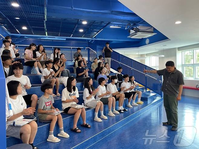 2025 언제나 책봄 사람책 탐방.(충북교육청 제공. 재판매 및 DB금지)/뉴스1