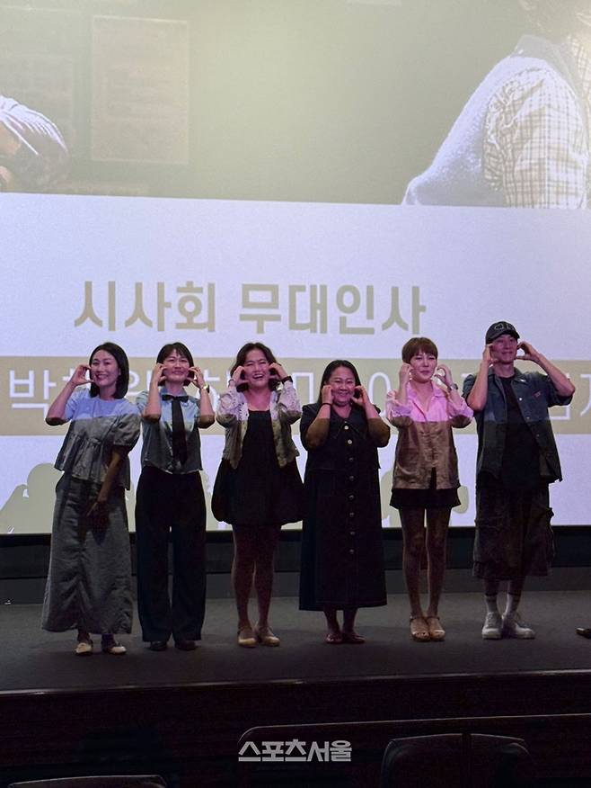 지난 23일 열린 뮤지컬 공연 실황 영화 ‘오지게 재밌는 가시나들’ 프레스콜에서 배우들이 단체 사진을 촬영하고 있다. 사진 | 표권향 기자 gioia@sportsseoul.com