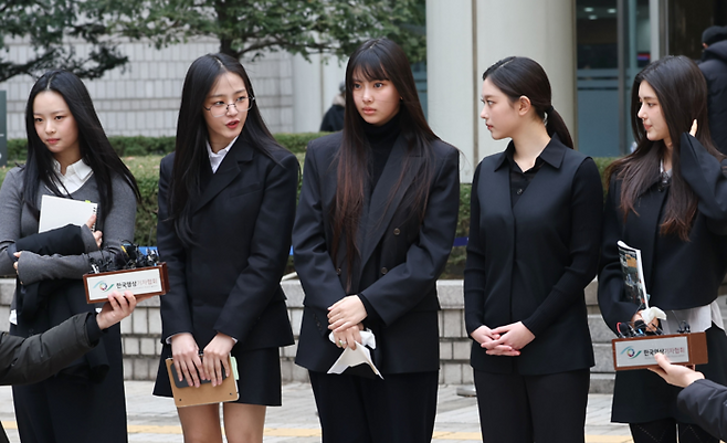 왼쪽부터 하니, 민지, 혜인, 해린, 다니엘. 2025.3.7 연합뉴스