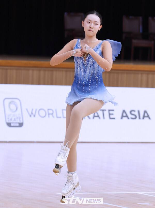 24일 오후 충북 제천시에 위치한 제천체육관에서 열린 '제20회 아시아 롤러스케이팅 선수권대회' 아티스틱 여자 주니어 인라인 프리 스케이팅 쇼트 프로그램에 출전한 이혜빈(정신여중)이 경기를 펼치고 있다. /사진(제천)=강명호 기자