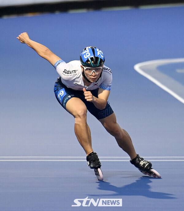 24일 제천롤러스포츠경기장에서 치러진 '제20회 아시아 롤러스케이팅 선수권대회' 스피드 트랙 남자 1,000m 스프린트 결선에서 박현웅(부산서구청)이 질주 중이다. /사진(제천)=김종원 기자