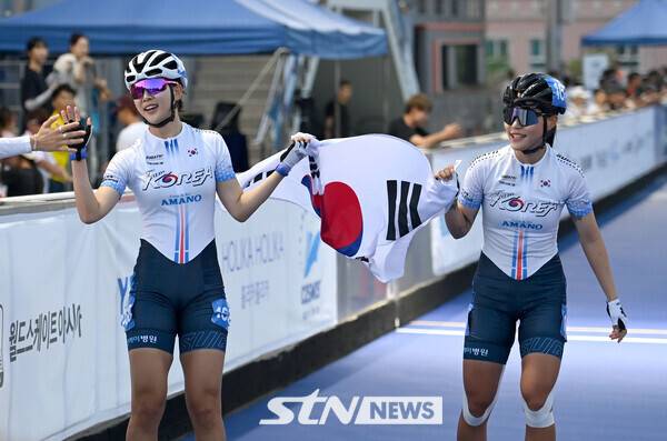 24일 오후 충북 제천시에 위치한 어울림체육관에서 열린 '제20회 아시아 롤러스케이팅 선수권대회' 스피드 트랙 여자 1,000m 스프린트에 출전한 박민정과 권부송이 메달을 획득한 후 세레모니를 하고 있다. /사진(제천)=김종원 기자