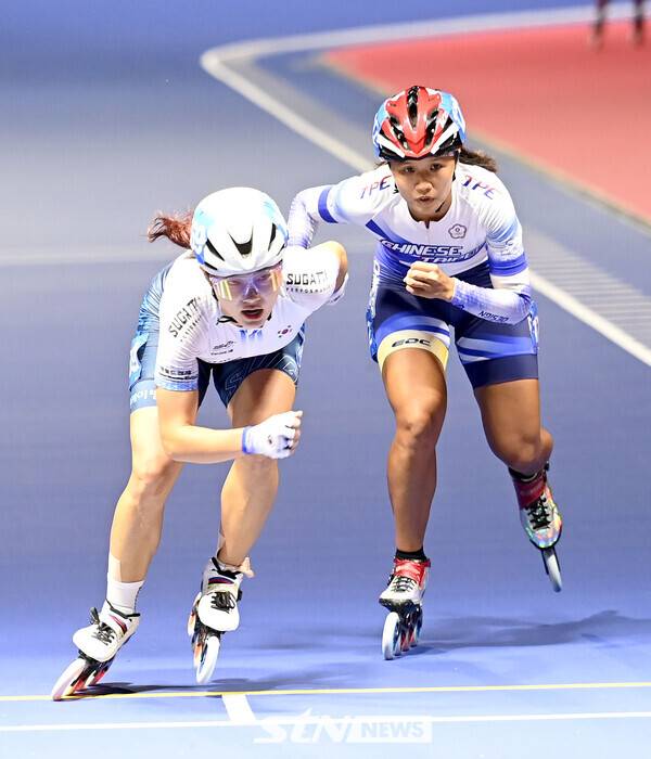 24일 제천롤러스포츠경기장에서 치러진 '제20회 아시아 롤러스케이팅 선수권대회' 스피드 트랙 여자 10,000ｍ 제외 결선에서 나영서(서울은평구청, 앞)가 질주 중이다. /사진(제천)=김종원 기자