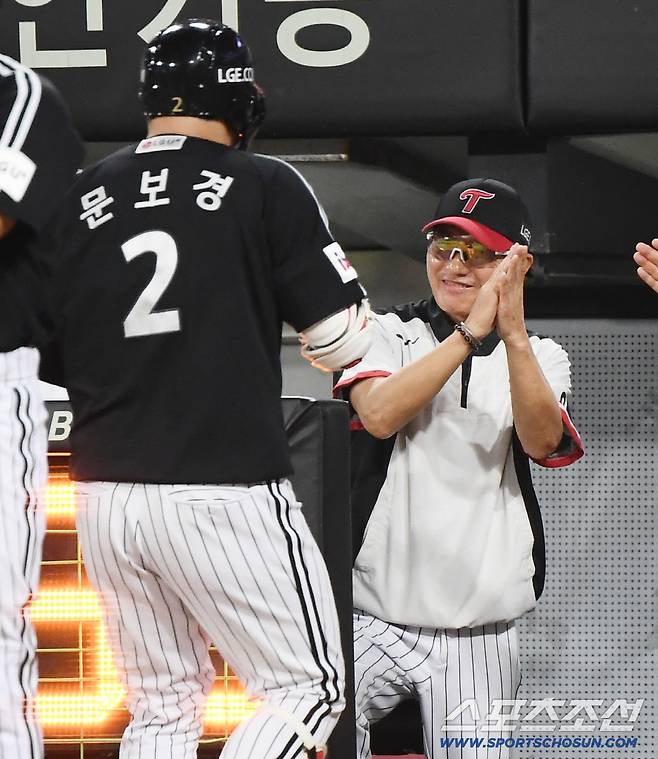 22일 광주 기아 챔피언스필드에서 열린 LG-KIA전. 6회초 1사 1, 2루 문보경이 3점 홈런을 친 후 염경엽 감독의 축하를 받고 있다. 광주=정재근 기자 cjg@sportschosun.com/2025.7.22/