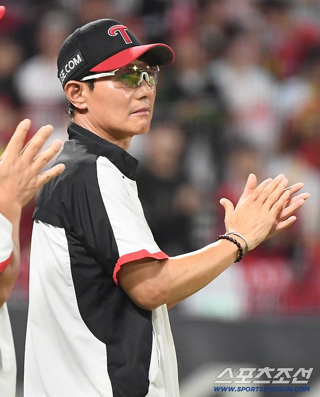 23일 광주 기아 챔피언스필드에서 열린 LG-KIA전. LG가 6대5로 승리했다. 염경엽 감독이 선수들을 맞이하고 있다. 광주=정재근 기자 cjg@sportschosun.com/2025.7.23/