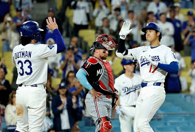 LOS ANGELES, CALIFORNIA - JULY 22: Shohei Ohtani #17 of the Los Angeles Dodgers celebrates with James Outman #33 after hitting a two-run home run against Minnesota Twins during the ninth inning at Dodger Stadium on July 22, 2025 in Los Angeles, California.   Kevork Djansezian/Getty Images/AFP (Photo by KEVORK DJANSEZIAN / GETTY IMAGES NORTH AMERICA / Getty Images via AFP)







<저작권자(c) 연합뉴스, 무단 전재-재배포, AI 학습 및 활용 금지>