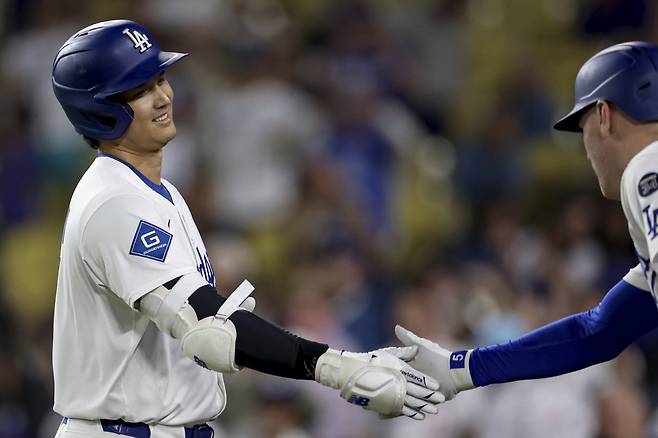 Los Angeles Dodgers designated hitter Shohei Ohtani is congratulated by teammate Freddie Freeman after hitting a home run during the ninth inning of a baseball game against the Minnesota Twins Tuesday, July 22, 2025, in Los Angeles. (AP Photo/Eric Thayer)







<저작권자(c) 연합뉴스, 무단 전재-재배포, AI 학습 및 활용 금지>