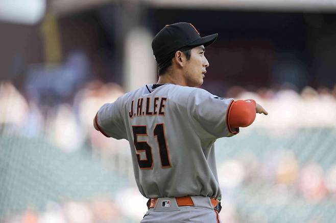 샌프란시스코 자이언츠 이정후가 지난 23일(한국시각) 애틀랜타 브레이브스와의 원정경기를 앞두고 몸을 풀고 있다. AP연합뉴스