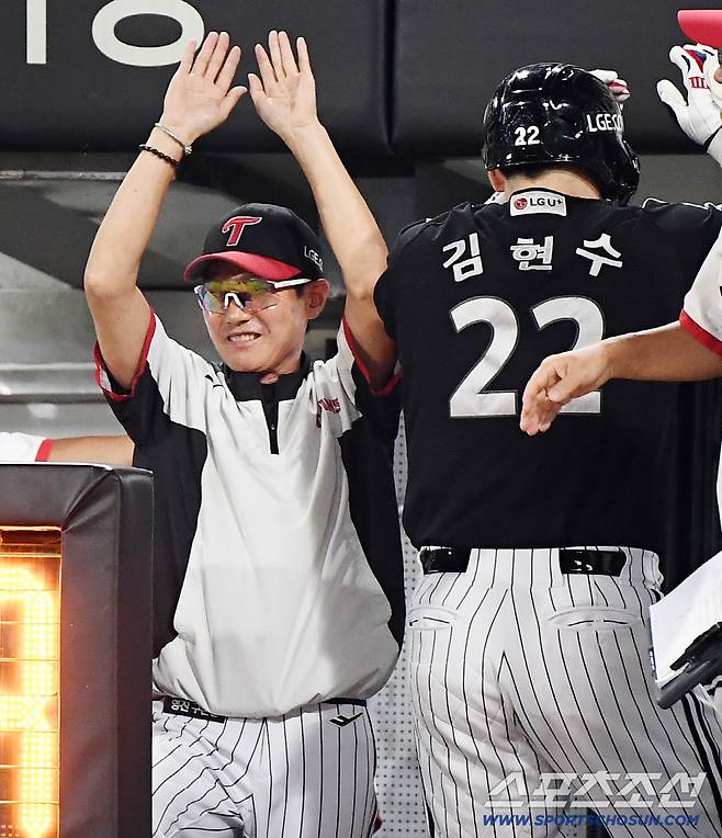 24일 광주 기아 챔피언스필드에서 열린 LG-KIA전. 8회초 무사 2, 3루 김현수가 스리런포를 친 후 염경엽 감독의 환영을 받고 있다. 광주=정재근 기자 cjg@sportschosun.com/2025.7.24/