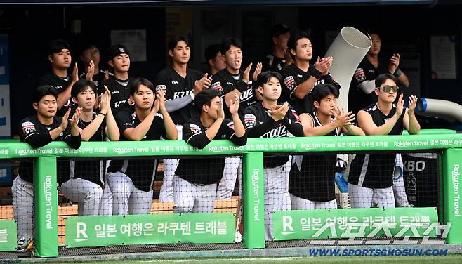 6일 잠실야구장에서 열린 KT와 두산의 경기, 김재호가 1회초 교체되자 박수를 보내는 KT 선수단의 모습. 잠실=허상욱 기자wook@sportschosun.com/2025.07.06/