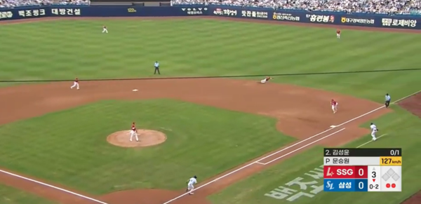 3회 김성윤의 타구를 잡는 2루수 정준재 ⓒKBSN스포츠 중계화면 캡처