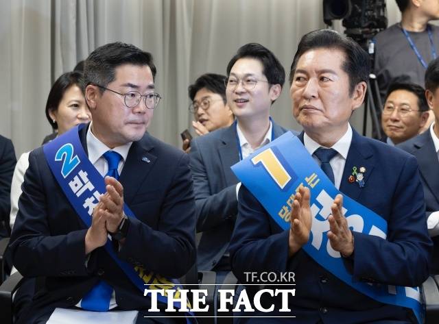 강선우 여성가족부 장관 후보자의 자진사퇴가 더불어민주당 당대표 경선 판도에 변수로 작용하고 있다. 강 후보자를 지지한 정청래 후보와 사퇴를 먼저 촉구한 박찬대 후보 사이에 대응 방식의 차이가 부각되면서, 두 후보의 정치적 판단력을 비교하는 계기가 됐다는 분석이 나온다. /뉴시스