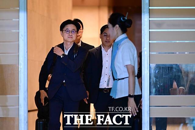 이재명 정부 초대 산업·환경부 장관들이 나란히 원전 필요성을 강조하면서 이재명 대통령의 에너지믹스 정책이 탄력을 받을 전망이다. 김정관 산업통상자원부 장관이 23일 미국 출장을 위해 인천국제공항에 도착하고 있다. /남윤호 기자