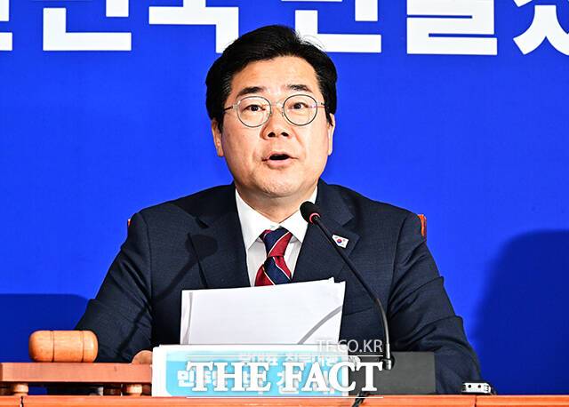 박찬대 더불어민주당 당대표 후보는 여당 의원 가운데 처음으로 강선우 여성가족부 장관 후보자의 자진사퇴를 공개 요구한 배경에 대해 "이재명 정부 인사 문제의 어려움을 극복하기 위해 필요했다"고 설명했다. /배정한 기자