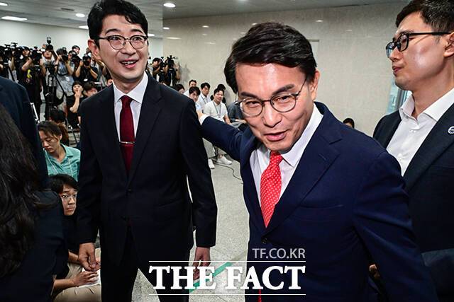 윤상현 국민의힘 의원(오른쪽)이 24일 오전 서울 여의도 국회 소통관에서 당대표 출마 선언을 한 주진우 의원을 격려한 후 기자회견장으로 이동하고 있다. /국회=남윤호 기자