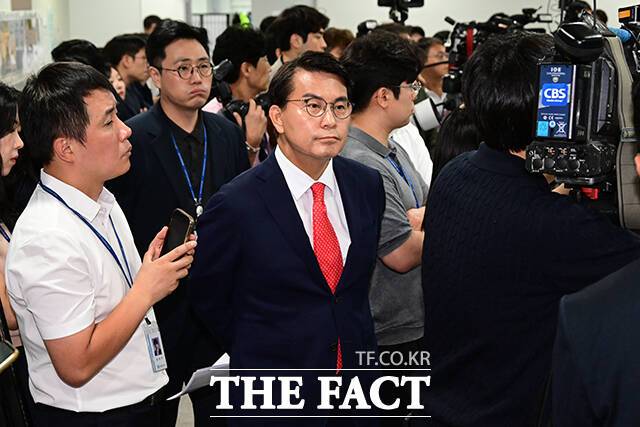 기자회견 앞둔 윤상현 의원, 회견장 입장을 하지 않는데...