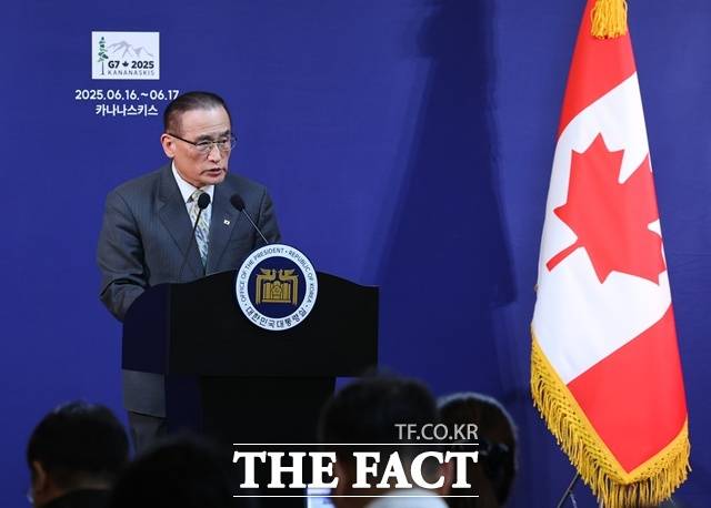 위성락 국가안보실장이 6월 17일(현지 시간) 캘거리 한 호텔에 마련된 프레스센터 내 중앙기자실에서 이재명 대통령의 G7 정상회의 순방 관련 브리핑을 하고 있다. /뉴시스