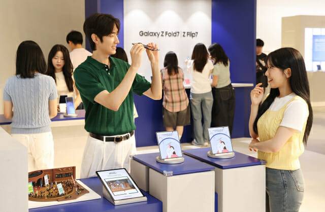 12일 더현대 서울에 오픈한 '갤럭시 스튜디오'에서 방문객들이 '갤럭시Z폴드7'의 초슬림 두께를 체험하는 모습 (사진=삼성전자)