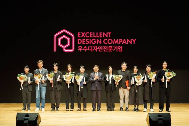2024년 우수디자인전문기업 선정증 수여식에서 선정된 기업 관계자들이 단체 사진을 찍고 있다. 한국디자인진흥원