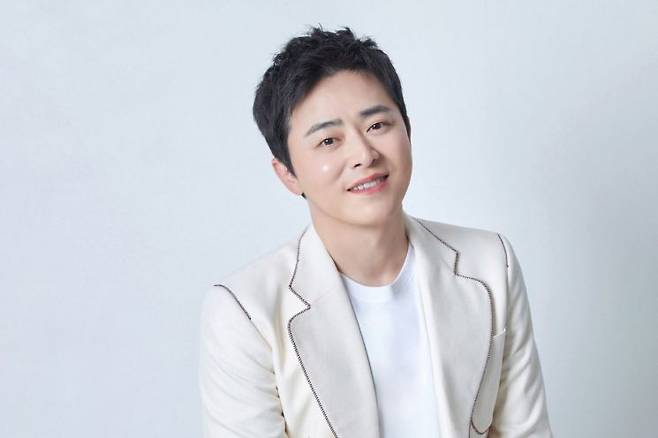 배우 조정석이 24일 서울 종로구 삼청동 한 카페에서 인터뷰를 진행하고 있다. NEW