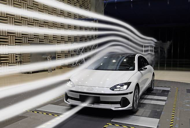 사진 : 아이오닉 6 차량으로 유동 가시화 시험을 하는 모습