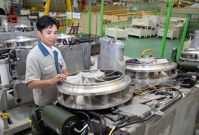SNT다이내믹스 창원 본사에서 서영좌 기술이사가 K2 전차용 변속기를 점검하고 있다. 전차 엔진과 결합되는 변속기는 변속, 제동, 조향, 냉각을 좌우하는 핵심 부품이다. 이전에는 독일 제품을 썼지만, 국산화에 성공했다. /김동환 기자