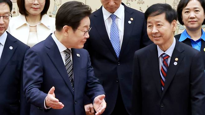 23일 서울 용산 대통령실 청사에서 열린 신임 장관 임명장 수여식 후, 이재명 대통령과 구윤철(앞줄 오른쪽) 부총리 겸 기획재정부 장관이 이야기를 나누고 있다./뉴시스