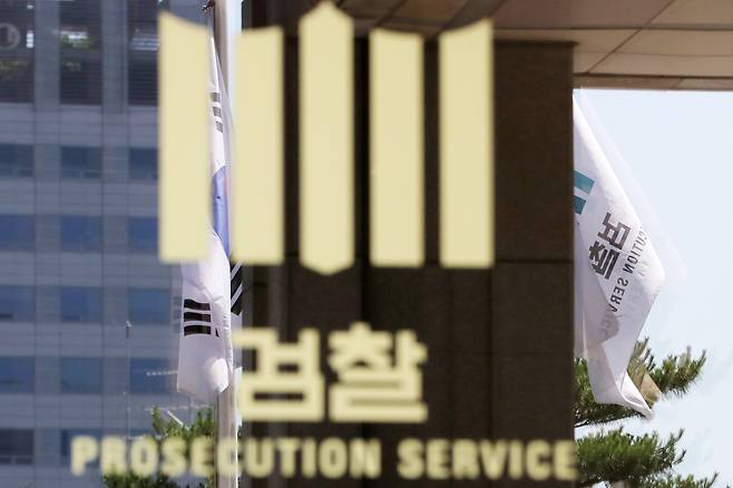 22일 오전 서울 서초구 서울중앙지검 청사 검찰 로고 뒤로 펄럭이는 태극기와 검찰 깃발이 비춰 보이고 있다./뉴스1