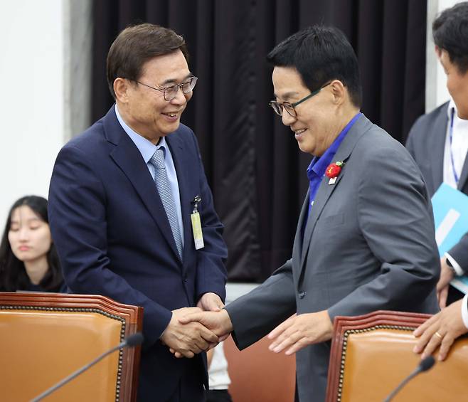 이종석 국가정보원장이 지난달 26일 서울 여의도 국회에서 열린 정보위원회 전체회의에 출석해 전 국정원장인 더불어민주당 박지원 의원과 악수하고 있다. /국회사진기자단 연합뉴스