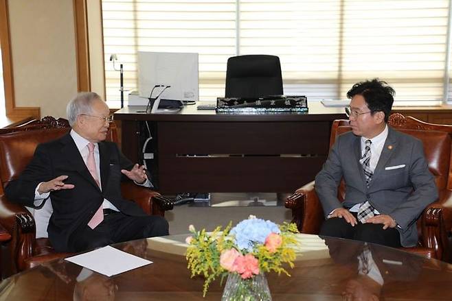 24일 손경식 경총 회장과 김영훈 고용부 장관이 대화를 나누고 있다. /뉴시스