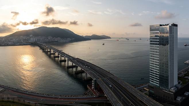 윈덤 그랜드 부산 전경. 다리 건너로 영도가 보인다.